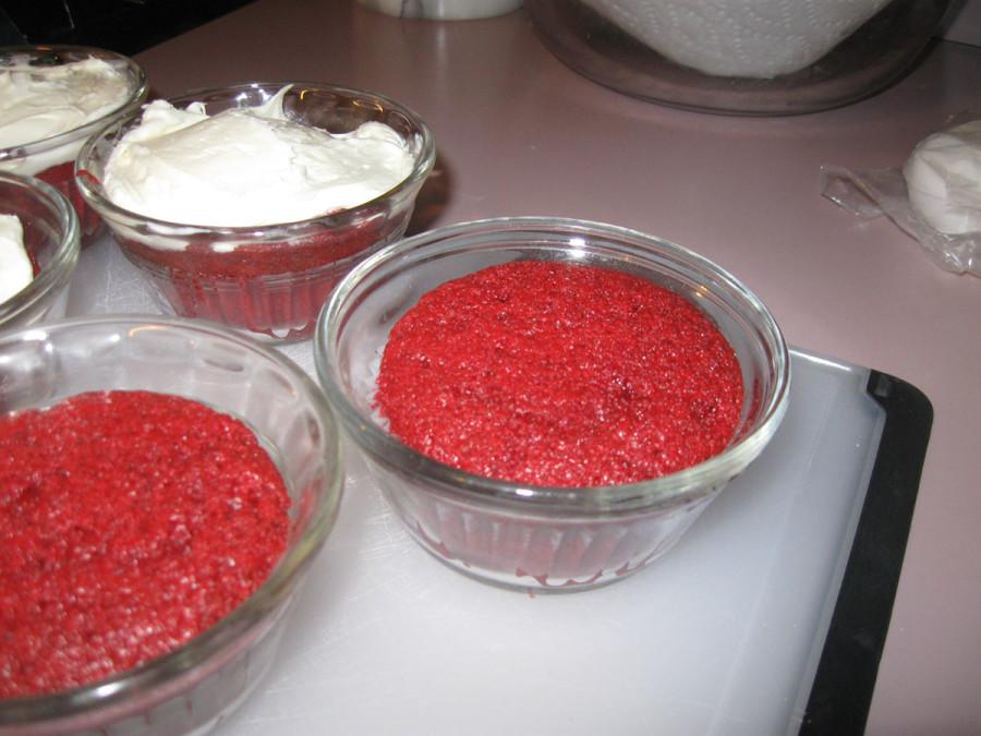 Red velvet cupcakes with and without vanilla frosting