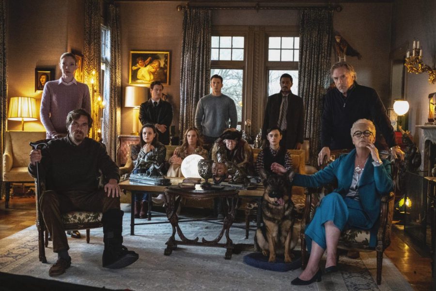 The extended family of deceased Harlan Thromby (Christopher Plummer) gathered in his mansions parlor.