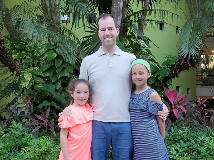 Paul Kravitz posing with his daughters: six-year-old Maisie Kravitz and ten-year-old Elise Kravitz (left to right).
