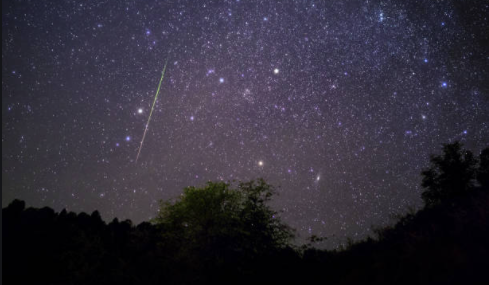 The Leonid meteors fly through the sky.