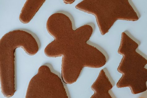 Bake some delicious gingerbread cookies over winter break on a budget and share with family and friends. 