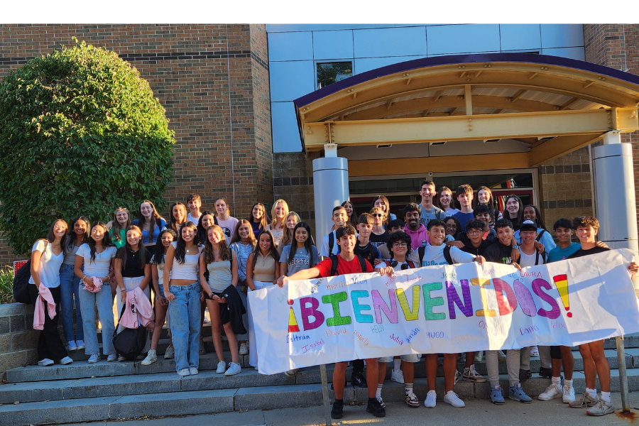 WA Spanish Exchange students welcome their exchange partners to America. 