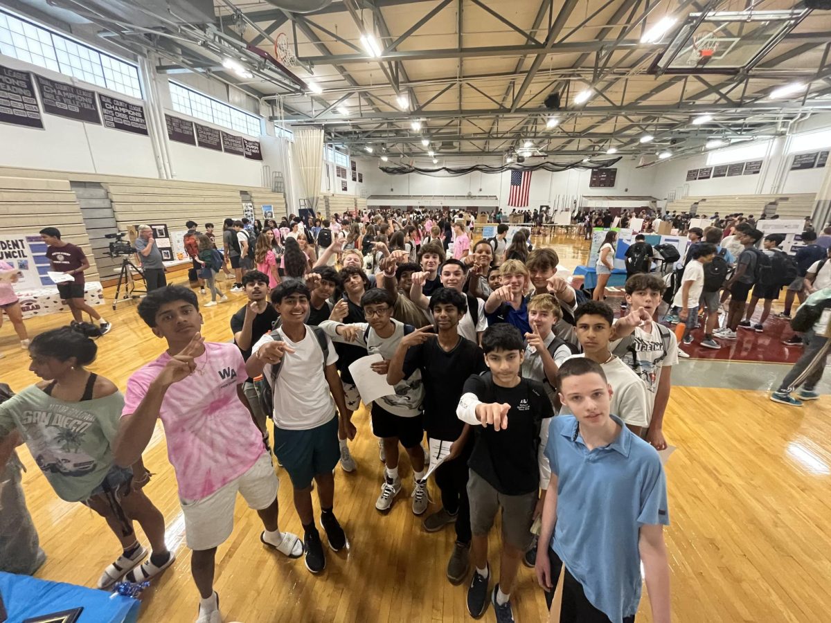 The Investment Club cabinet members pose with the incoming freshmen at the freshmen club activities fair. 