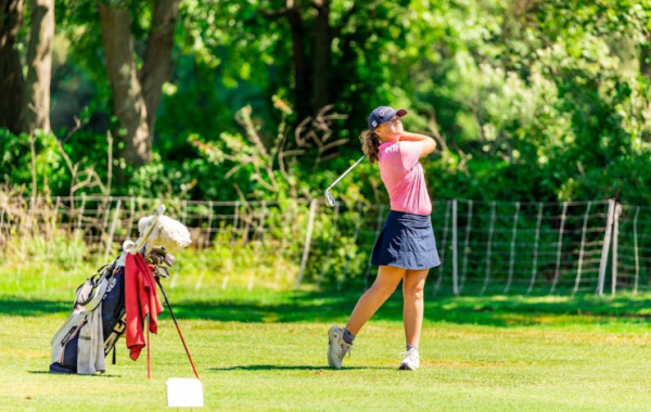 Smith watches as her ball takes off towards the hole. 