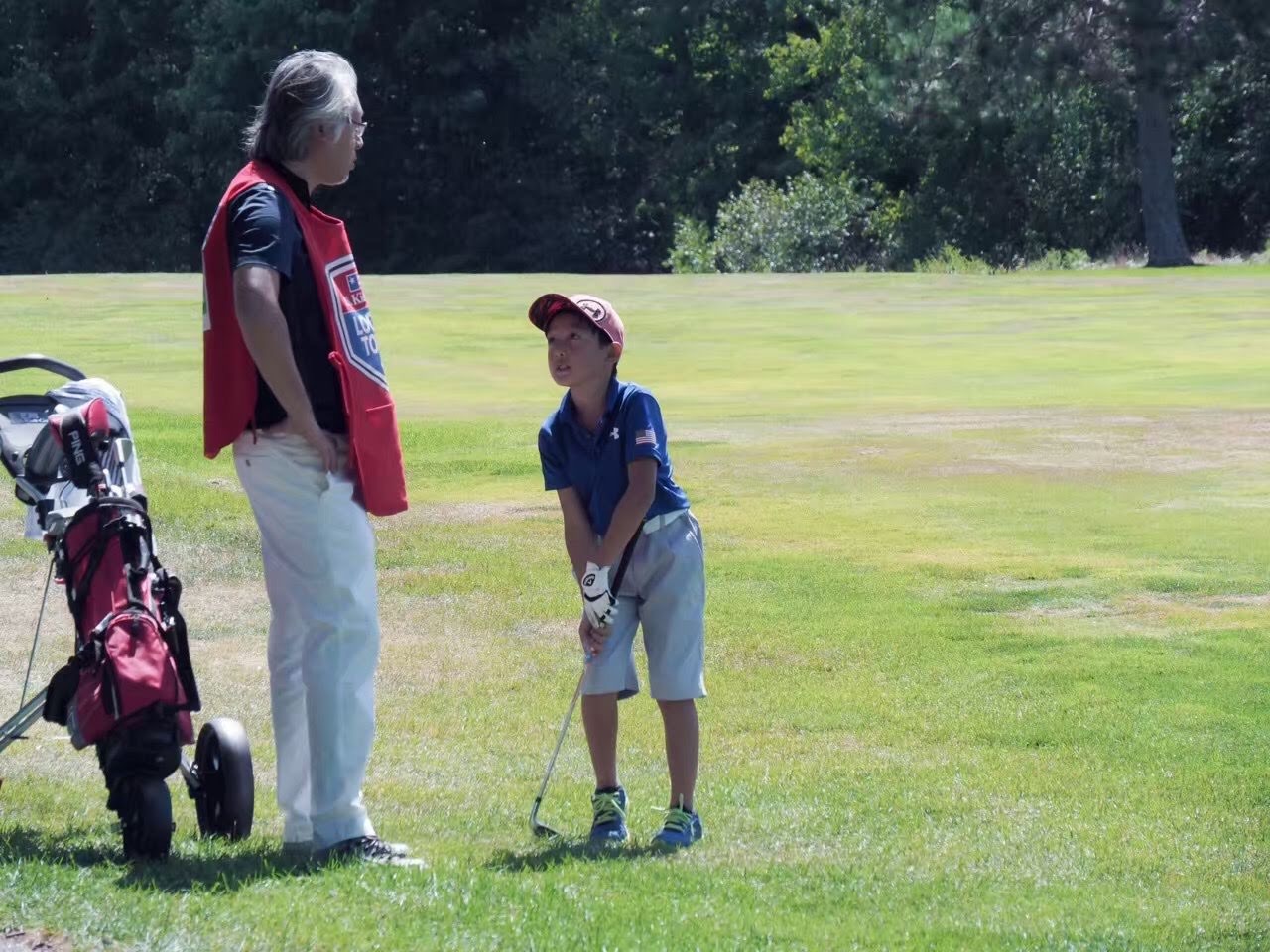 Li plays golf with his dad.